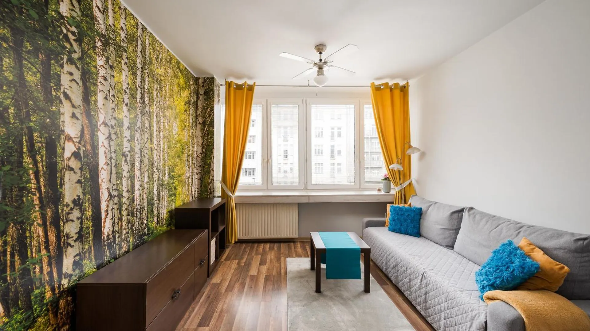 Stay With Friends In Warsaw Apartment