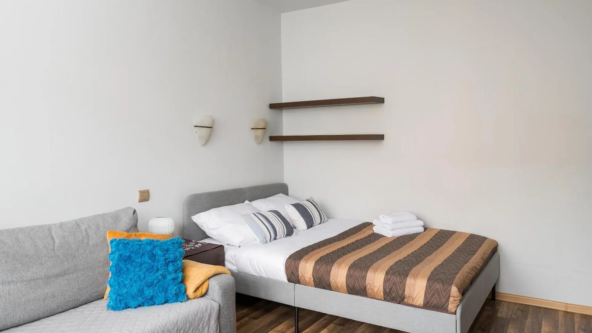 Stay With Friends In Warsaw Apartment