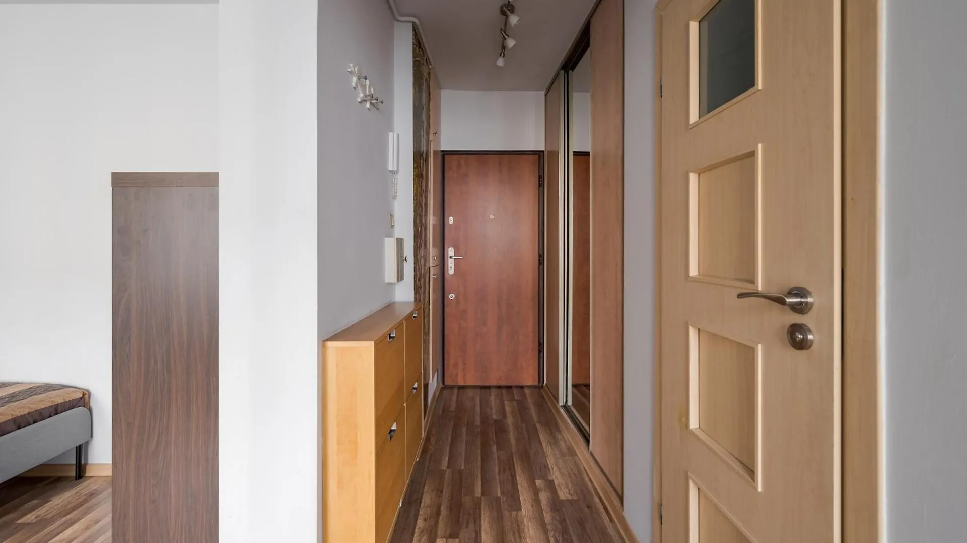 Stay With Friends In Warsaw Apartment