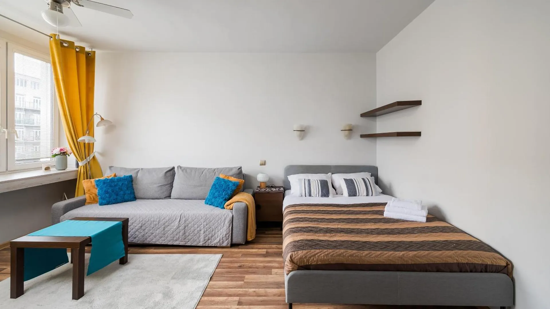 Stay With Friends In Warsaw Apartment